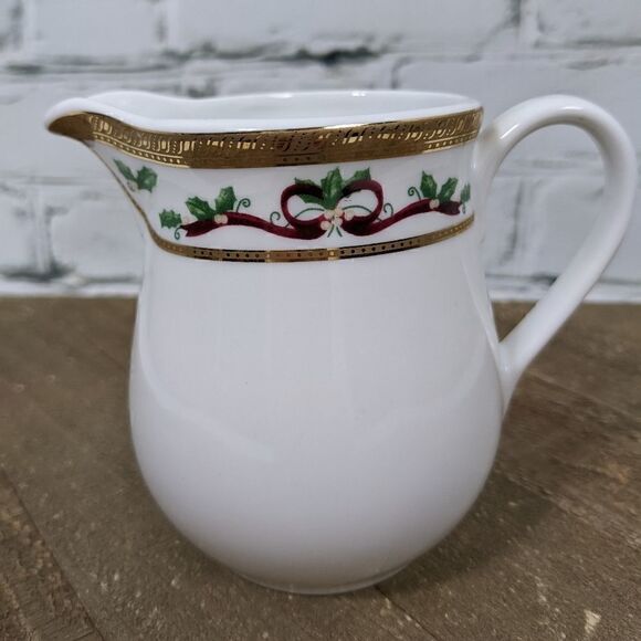 Royal Heritage Winter Garland creamer - Picture 1 of 6